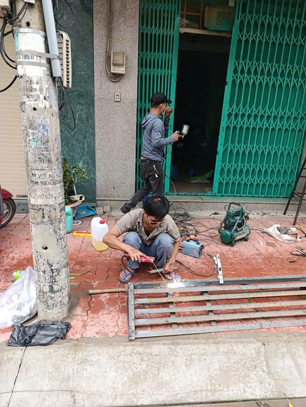 Thợ Sửa Cửa Kéo Sắt Sắt Hòa Phát