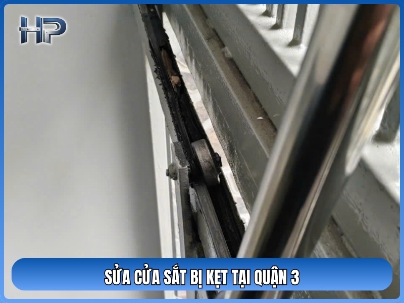 Các thợ hàn lưu động xử lý tại chỗ các sự cố cửa kéo, cửa lùa, cửa cổng 2-4 cánh, bao gồm cả hàn bản lề, thay bánh xe, và gia cố ổ khóa, giúp cửa hoạt động mượt mà, an toàn với giá cả phải chăng. 