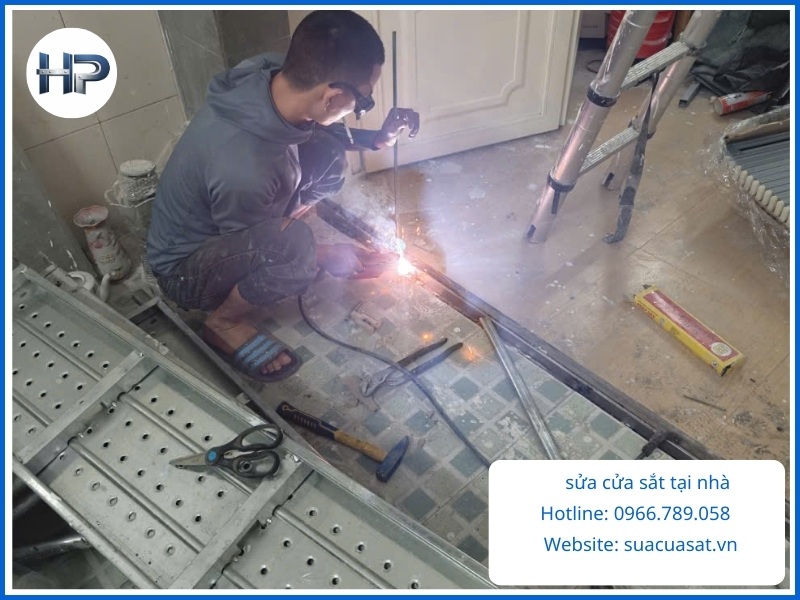 Sửa Cửa Sắt Hòa Phát – Đơn vị tiên phong trong mô hình “Cơ khí lưu động” – tự hào mang đến dịch vụ Sửa cửa kính Bình Thạnh Uy tín – Nhanh chóng – Giá rẻ. Dưới sự phụ trách kỹ thuật của Sửa Cửa Sắt Hòa Phát  và đội ngũ thợ lành nghề, chúng tôi cam kết trả lại sự vững chãi cho ngôi nhà bạn chỉ sau một cuộc gọi.