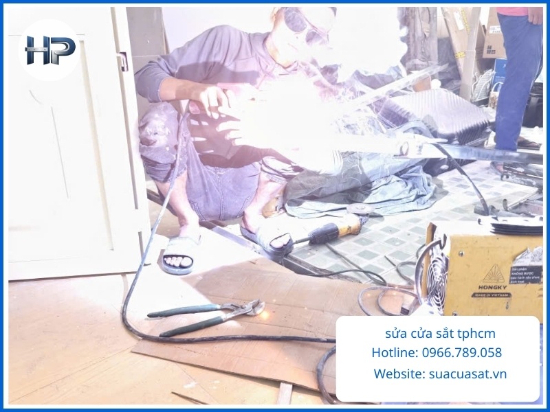 Quy Trình Sửa Chữa Cửa Sắt Chuyên Nghiệp Của Hòa Phát