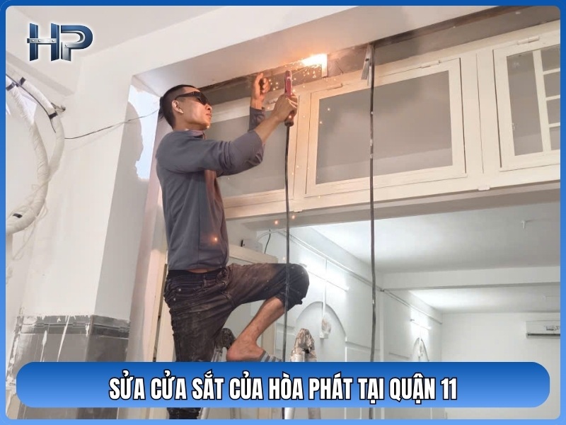 Tại Sửa Cửa Sắt Hòa Phát, chúng tôi hoạt động với phương châm: “KHI BẠN CẦN – CHÚNG TÔI CÓ MẶT” Phục vụ 24/24: Nhận sửa chữa mọi khung giờ, từ sáng sớm tinh mơ đến nửa đêm gà gáy. Làm việc xuyên Lễ Tết: Tết Nguyên Đán, Lễ 30/4, 2/9… thợ vẫn trực chiến, không để bạn phải lo âu về cửa ngõ ngày vui. Bất chấp thời tiết: Mưa gió hay nắng gắt, chỉ cần khách gọi là thợ lên đường. Hotline khẩn cấp (24h):