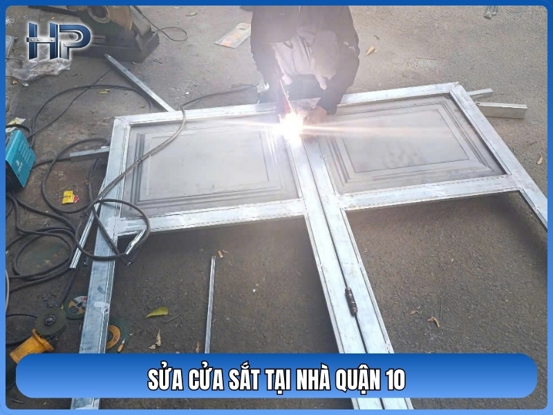 Với lợi thế đội thợ sửa cửa kính túc trực trực tiếp tại Quận 10, Sửa Cửa Sắt Hòa Phát cam kết có mặt nhanh – di chuyển linh hoạt – sửa chữa tận nơi, kể cả những con hẻm nhỏ, nhà sâu trong khu dân cư.