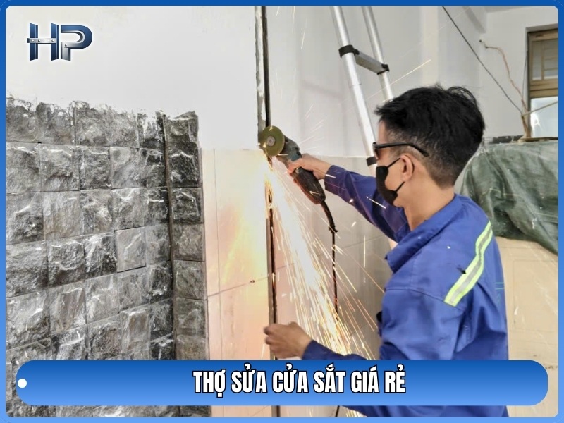 Dịch vụ sửa chữa bao gồm:
Hàn sửa bản lề, gia cố cửa xệ, rỉ sét, thay bánh xe cửa kéo.
Sửa cửa cuốn bị kẹt, hư mô tơ, thay thế linh kiện.
Làm mới/sửa chữa lan can, hàng rào, bàn ghế sắt.
Gia cố bát khóa, thay khóa cửa kính chống trộm